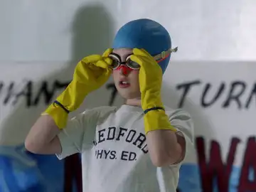 La indumentaria de Sheldon para ir a clases de natación que llama la atención a todo el mundo 