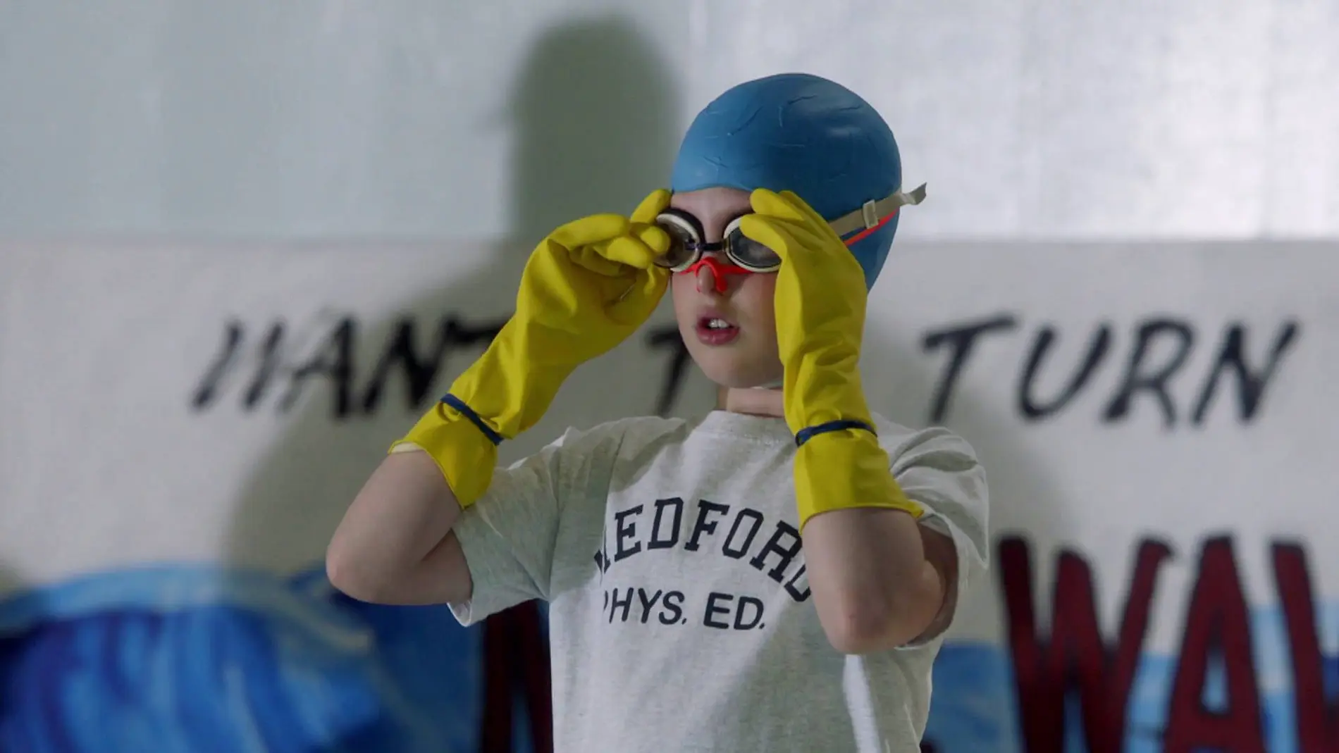La indumentaria de Sheldon para ir a clases de natación que llama la atención a todo el mundo 