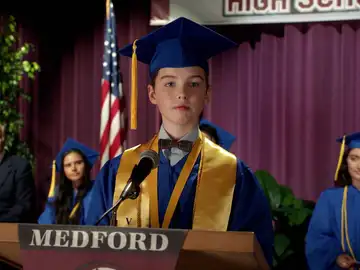 ¿A quién dedica Sheldon su discurso de graduación?