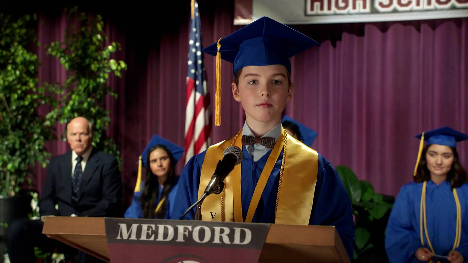 ¿A quién dedica Sheldon su discurso de graduación?