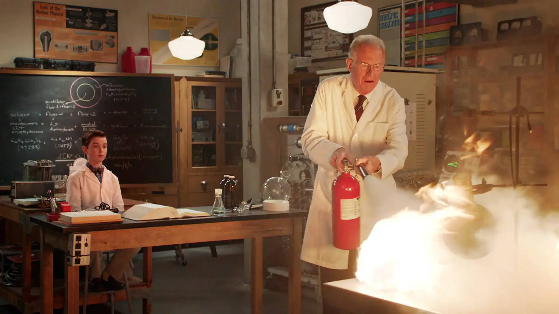¿Por qué se incendia el laboratorio donde están trabajando Sheldon y el doctor Linkletter?