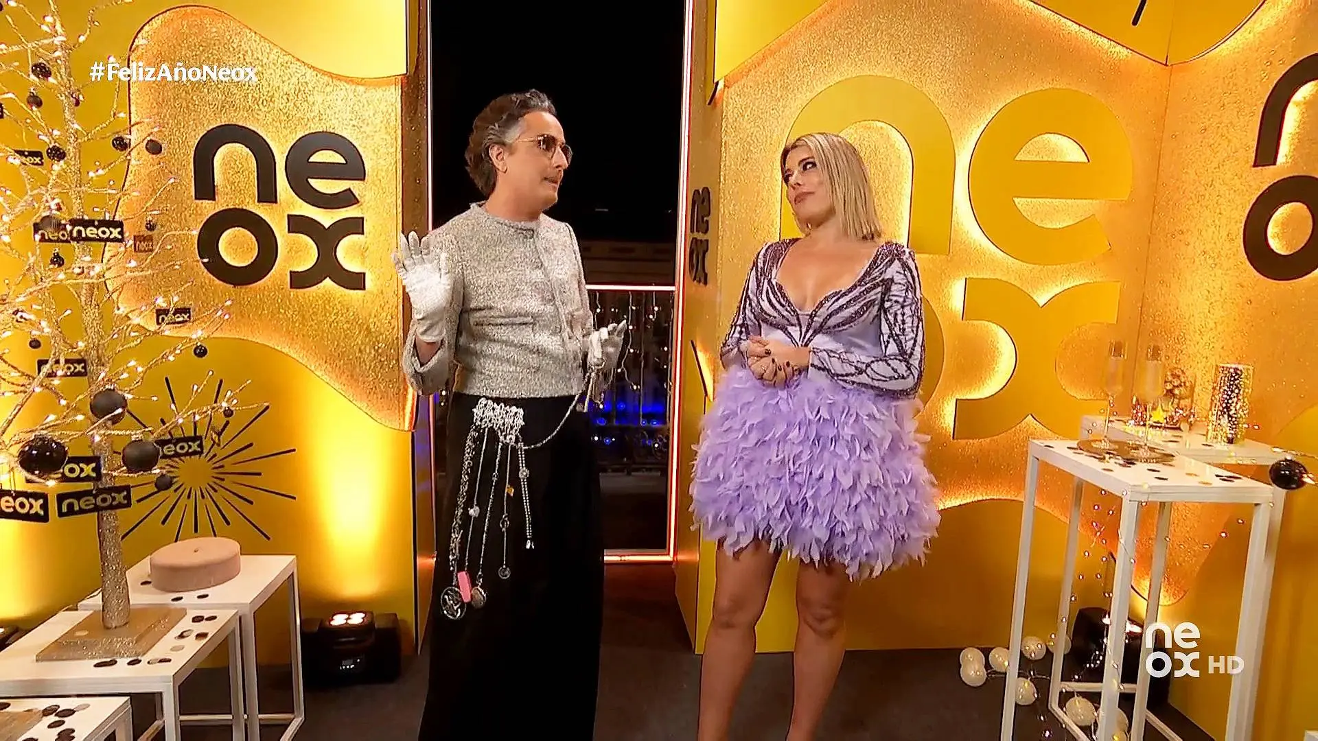 Valeria Ros reta a Josie a que pierda su virginidad contando chistes navide&ntilde;os en las precampanadas de Feliz A&ntilde;o Neox