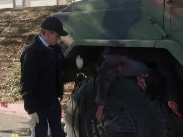El cuerpo sin vida de un antiguo soldado aparece atrapado entre las ruedas de un camión