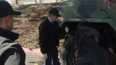 El cuerpo sin vida de un antiguo soldado aparece atrapado entre las ruedas de un camión El cuerpo sin vida de un antiguo soldado aparece atrapado entre las ruedas de un camión