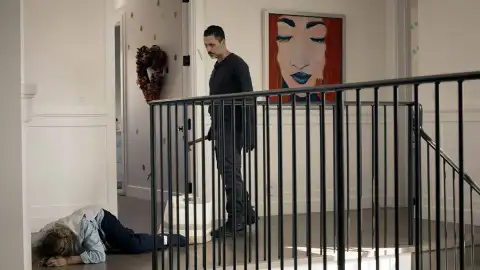 Hondo y su equipo intentan atrapar al asesino que busca acabar con la vida de una actriz Hondo y su equipo intentan atrapar al asesino que busca acabar con la vida de una actriz