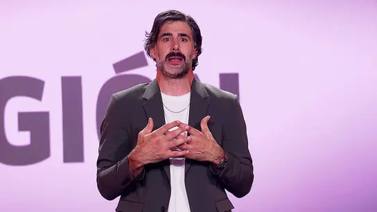 David Amor se somete al reto de la ruleta 'Cuántos chistes sabes...?' en El Club del Chiste David Amor se somete al reto de la ruleta 'Cuántos chistes sabes...?' en El Club del Chiste