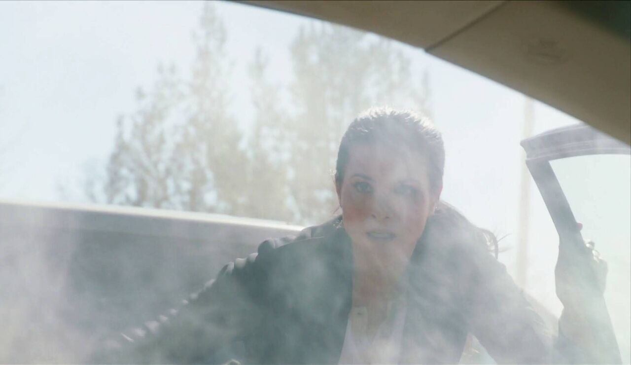 Heroico rescate en la carretera: Jessica Knight salva a una madre y su hijo de un coche en llamas