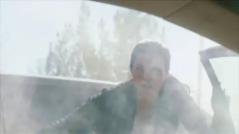 Heroico rescate en la carretera: Jessica Knight salva a una madre y su hijo de un coche en llamas Heroico rescate en la carretera: Jessica Knight salva a una madre y su hijo de un coche en llamas