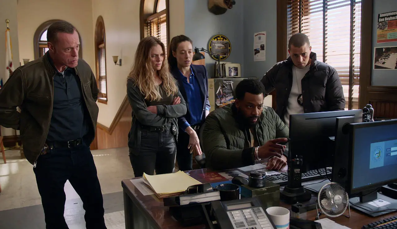 El equipo de Voight investiga a una banda que trafica con objetos robados y confía en un antiguo informante para dar con ellos