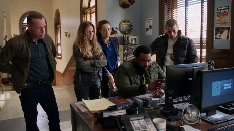 El equipo de Voight investiga a una banda que trafica con objetos robados y confía en un antiguo informante para dar con ellos