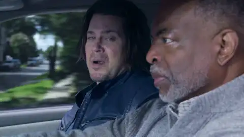 Eliot Spencer y sus compañeros montan una gran farsa para convertir en héroe a un bibliotecario moribundo Eliot Spencer y sus compañeros montan una gran farsa para convertir en héroe a un bibliotecario moribundo