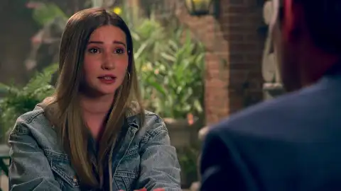 La hija de Harry Wilson, aterrada por amenazas contra su padrastro, recurre a él en busca de ayuda La hija de Harry Wilson, aterrada por amenazas contra su padrastro, recurre a él en busca de ayuda