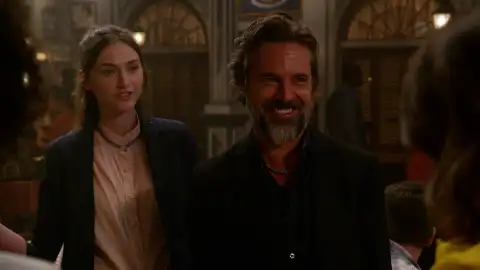 Sophie y su equipo se infiltran para hundir a un magnate corrupto Sophie y su equipo se infiltran para hundir a un magnate corrupto