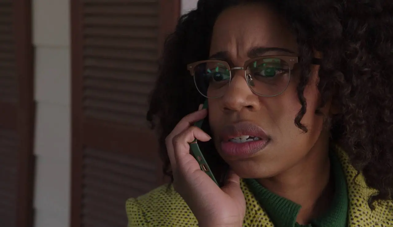 NCIS - Un exagente del NCIS pide ayuda por teléfono a Kasie y le confiesa un secreto