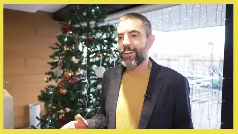 Baños helados, 30 personas a la mesa o zuecos rojos: sometemos a los presentadores de Feliz Año Neox a nuestro test navideño Baños helados, 30 personas a la mesa o zuecos rojos: sometemos a los presentadores de Feliz Año Neox a nuestro test navideño