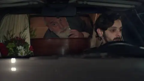 Atasco - Cómo pasar de tener deudas a ser rico: fingiendo tu muerte Atasco - Cómo pasar de tener deudas a ser rico: fingiendo tu muerte