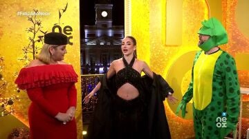 Una gran ocasi&oacute;n requiere un gran atuendo, por eso para las Precampanadas Pilar Vidal y Lola Lolita han sacado sus mejores galas. La primera ha elegido un precioso vestido rojo Couture en crepe, hecho a medida sobre el cuerpo de Pilar por Redondo Brand que dejaba sus hombros al descubierto. Lo ha acompa&ntilde;ado de un elegante tocado en negro. El negro ha sido justo el color que ha elegido Lola Lolita, que quiere dejar muerto y enterrado este a&ntilde;o que va a quedar atr&aacute;s. Adem&aacute;s le ha a&ntilde;adido plumas, aperturas y mucho estilo a su vestido. Pero para destacar es sin duda el traje escogido por Dani Mateo que ha superado todas nuestras expectativas. Ha aparecido vestido &iquest;de qu&eacute;? &iquest;De sapo? &iquest;De rana? &iquest;Ser&aacute; que quiere que le besen a ver si aparece alg&uacute;n pr&iacute;ncipe para Pilar? Desde luego en la puerta del Sol de Madrid han tenido para elegir porque nadie ha querido perderse las precampanadas, ni desde all&iacute; ni desde Neox.