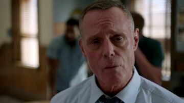 Hank Voight revive un caso del pasado tras hallar a una mujer maniatada y con visibles lesiones