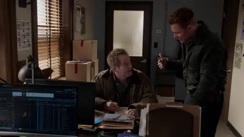 Chicago PD - Bob Ruzek pierde la cabeza cuando intenta ayudar en un caso Chicago PD - Bob Ruzek pierde la cabeza cuando intenta ayudar en un caso