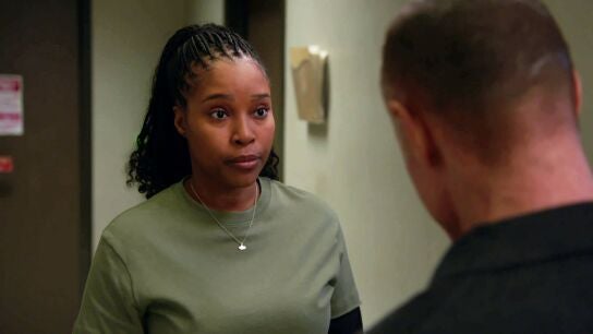 Chicap PD - Kiana cuestiona el m&eacute;todo interrogatorio de Hank Voight