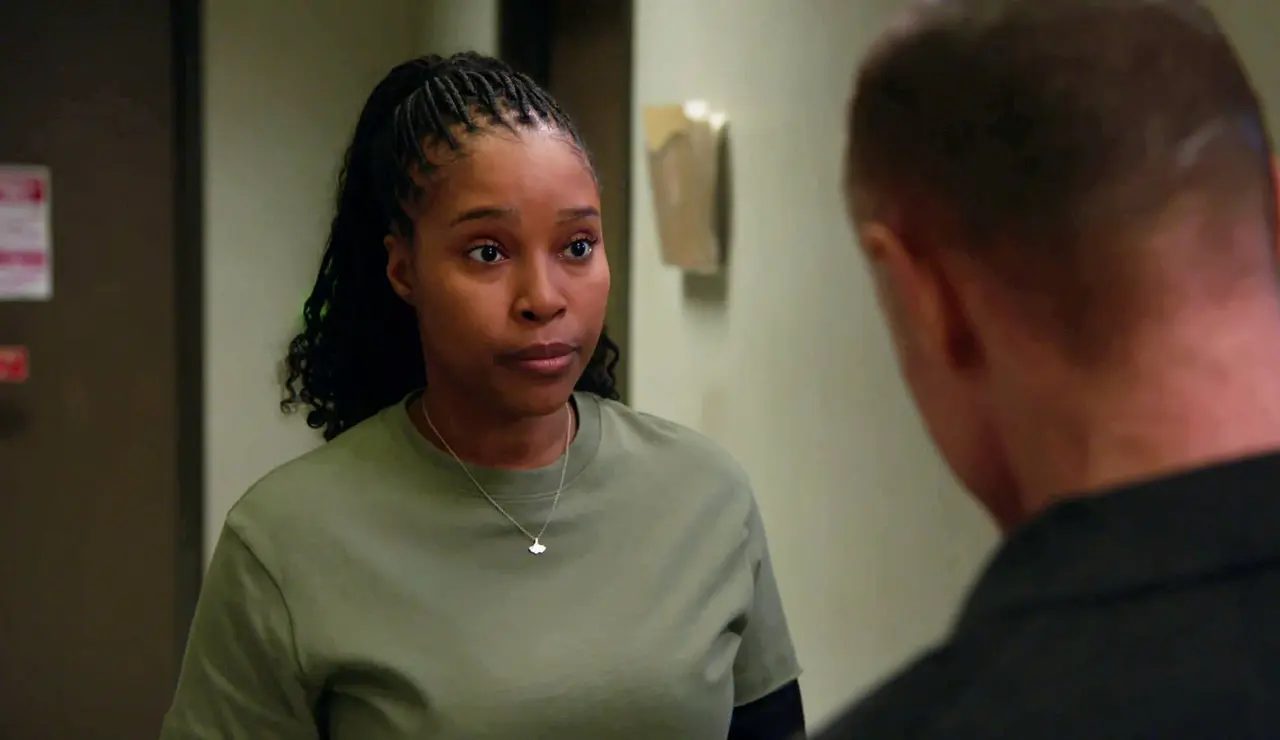 Chicap PD - Kiana cuestiona el método interrogatorio de Hank Voight