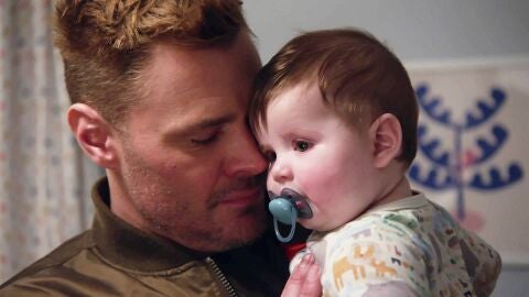 Neox - Adam Ruzek cuida del bebé de la víctima