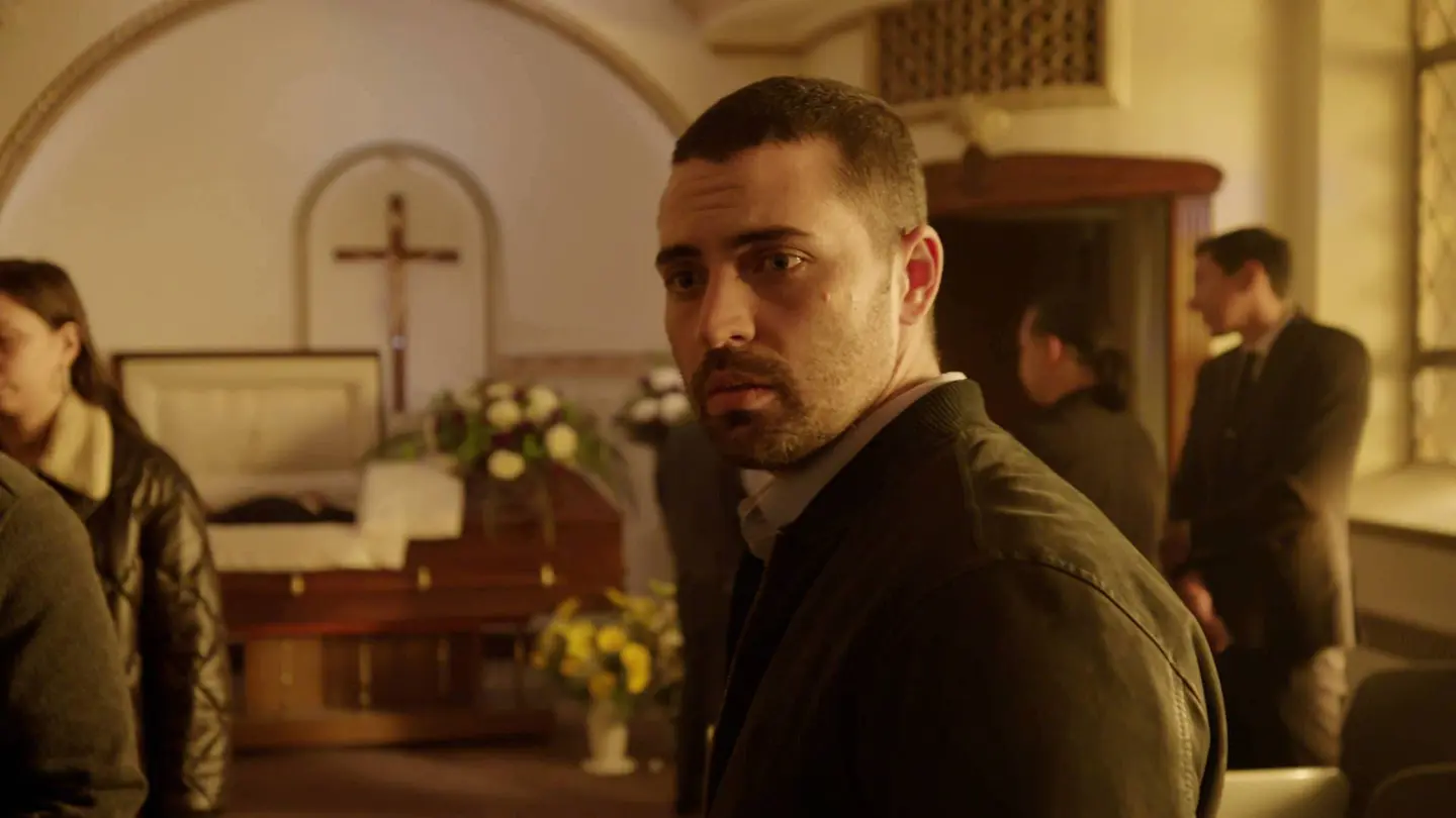 Chicago PD - Torres se cuela en un funeral en plena misión Chicago PD - Torres se cuela en un funeral en plena misión