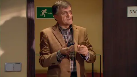 Germán Capote (01x10) Germán Capote (01x10)
