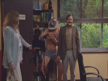 Miss Coconut sorprende a Don Jaime (1x11) Miss Coconut sorprende a Don Jaime (1x11)