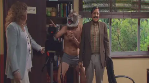 Miss Coconut sorprende a Don Jaime (1x11) Miss Coconut sorprende a Don Jaime (1x11)