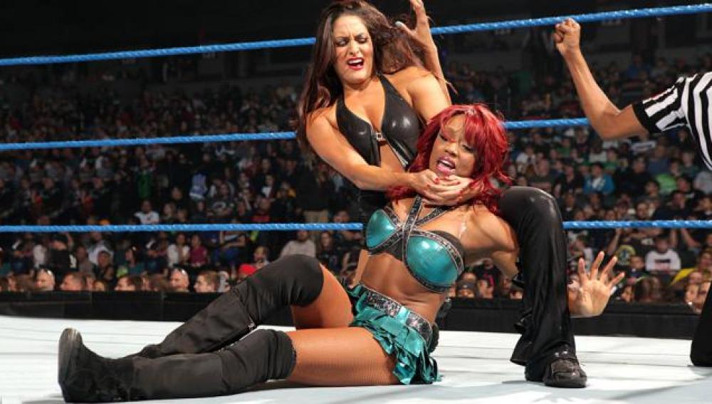 Choque de Divas entre la campeona Nikki Bella y Alicia Fox