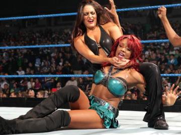 Choque de Divas entre la campeona Nikki Bella y Alicia Fox