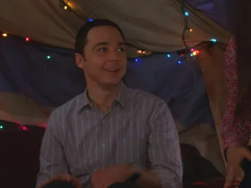 Sheldon y Amy montan un fuerte en el salón Sheldon y Amy montan un fuerte en el salón