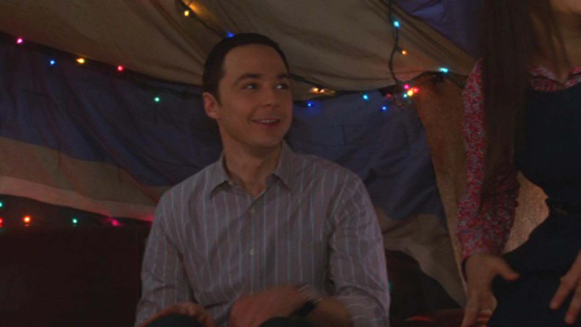 Sheldon y Amy montan un fuerte en el salón