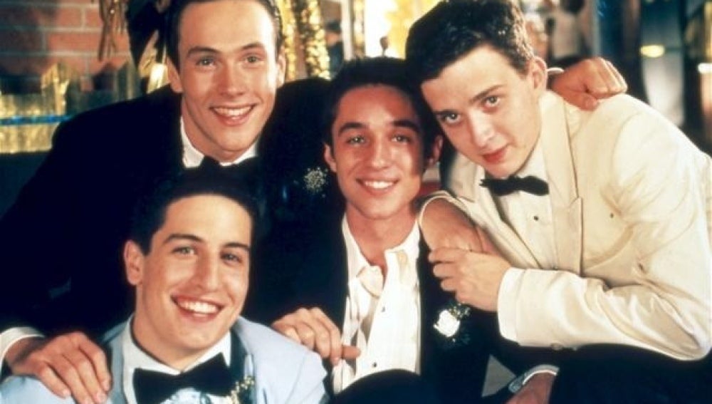 'American Pie': En su último año de instituto, un grupo de amigos hacen un pacto para perder la virginidad antes de graduarse. Jim (Jason Biggs), Kevin (Thomas Ian Nicholas), Oz (Chris Klein) y Paul (Eddie Kaye Thomas) harán todo lo posible por tener relaciones sexuales antes de llegar a la universidad, aunque eso les suponga algún que otro problema.
