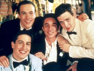 'American Pie': En su último año de instituto, un grupo de amigos hacen un pacto para perder la virginidad antes de graduarse. Jim (Jason Biggs), Kevin (Thomas Ian Nicholas), Oz (Chris Klein) y Paul (Eddie Kaye Thomas) harán todo lo posible por tener relaciones sexuales antes de llegar a la universidad, aunque eso les suponga algún que otro problema. 'American Pie': En su último año de instituto, un grupo de amigos hacen un pacto para perder la virginidad antes de graduarse. Jim (Jason Biggs), Kevin (Thomas Ian Nicholas), Oz (Chris Klein) y Paul (Eddie Kaye Thomas) harán todo lo posible por tener relaciones sexuales antes de llegar a la universidad, aunque eso les suponga algún que otro problema.