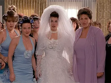 'Mi gran boda griega': Toula es una joven criada en una familia griega muy tradicional. Cuando conoce a Ian y decide casarse con él, tendrá que pelear para conciliar las costumbres de su país con las americanas. 'Mi gran boda griega': Toula es una joven criada en una familia griega muy tradicional. Cuando conoce a Ian y decide casarse con él, tendrá que pelear para conciliar las costumbres de su país con las americanas.