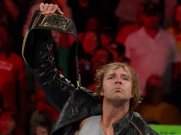 Ambrose se burla del Campeón Rollins en 'Raw' Ambrose se burla del Campeón Rollins en 'Raw'