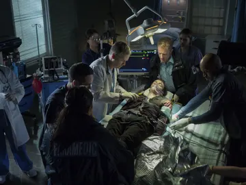 Barry es hopsitalizado luego de ser alcanzado por un rayo Barry es hopsitalizado luego de ser alcanzado por un rayo