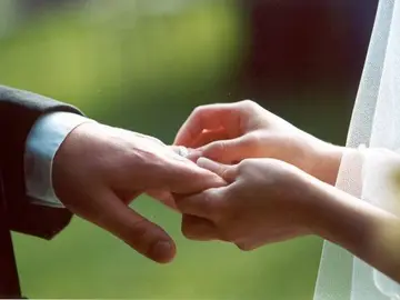 Pareja en pleno intercambio de anillos Pareja en pleno intercambio de anillos