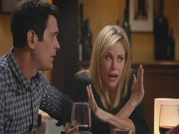 Claire ofrece su óvulo a Mitchell y Cam Claire ofrece su óvulo a Mitchell y Cam