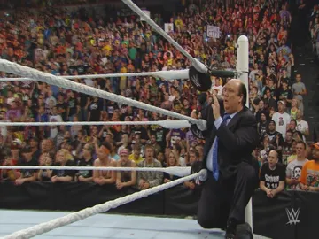 Heyman agarrado a la esquina y temblando de miedo Heyman agarrado a la esquina y temblando de miedo