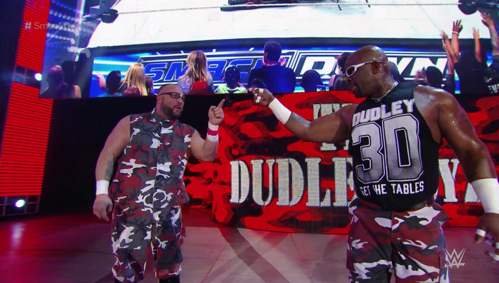 The Dudley Boyz pasan triunfantes por 'SmackDown'