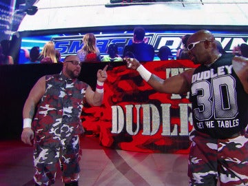 The Dudley Boyz pasan triunfantes por 'SmackDown'