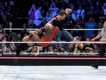 Reigns y Ambrose se imponen a los campeones por parejas en 'SmackDown'