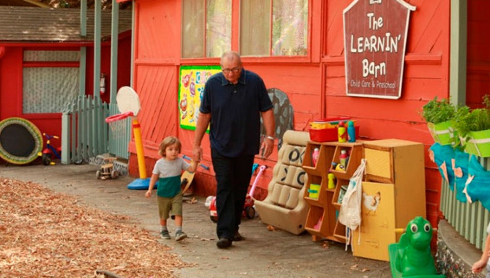 Jay disfruta de un divertido día de guardería junto a Joe, en 'Modern family'