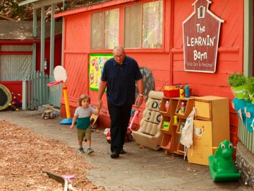 Jay disfruta de un divertido día de guardería junto a Joe, en 'Modern family'