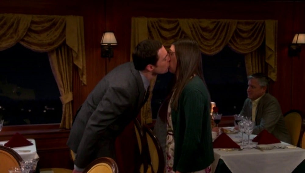 Beso Sheldon y Amy