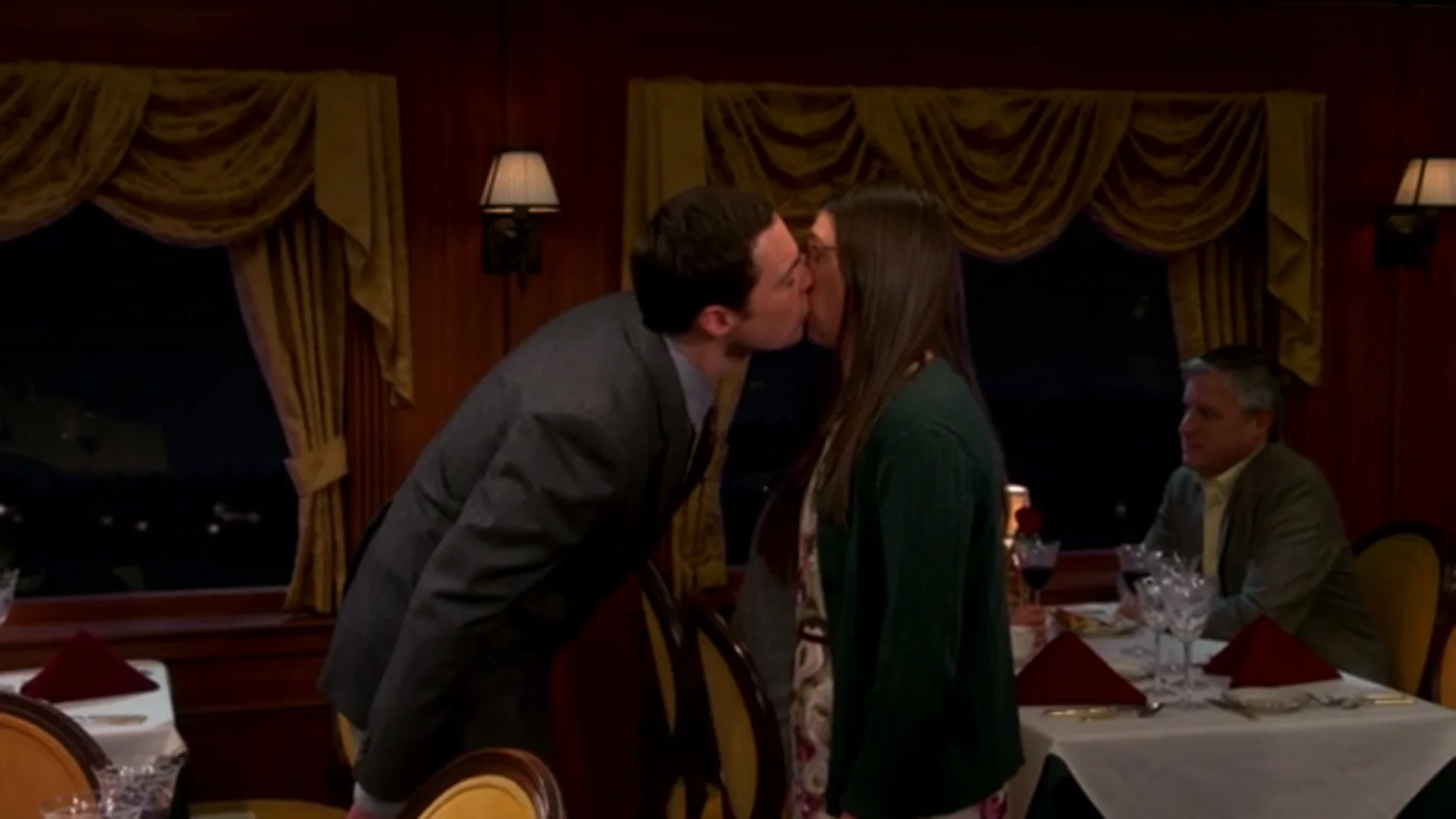 Beso Sheldon y Amy