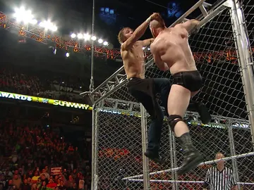 El campeón intercontinental Ambrose destroza a Sheamus en la jaula El campeón intercontinental Ambrose destroza a Sheamus en la jaula